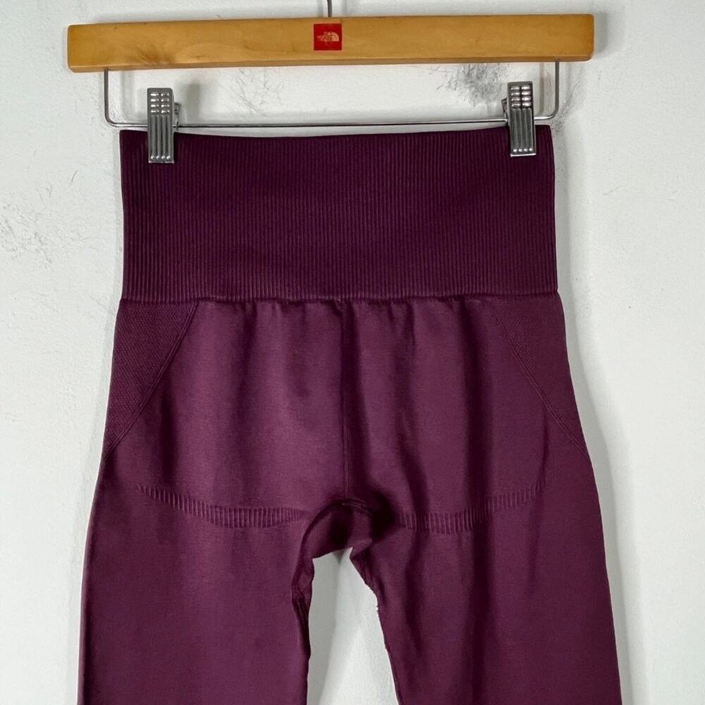 Seamless Athletic Leggings Women's Size XS Purple High Rise 7/8 Compression - Picture 7 of 7